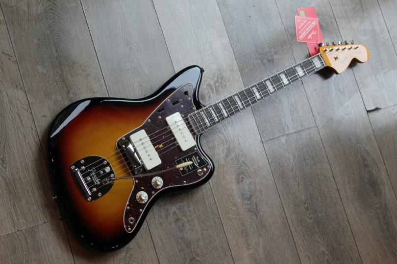 FENDER American Vintage II 1966 Jazzmaster, Sunburst, Rosewood, HARDCASE