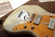 SQUIER J Mascis Jazzmaster with Laurel Fretboard, Vintage White, 3, 61 KG