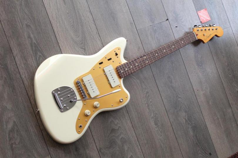 SQUIER J Mascis Jazzmaster with Laurel Fretboard, Vintage White, 3, 61 KG
