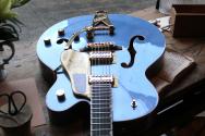 GRETSCH LIMITED Falcon Hollow Body with String-Thru Bigsby and Gold Hardware, Ebony Fingerboard, Cerulean Smoke HARDCASE