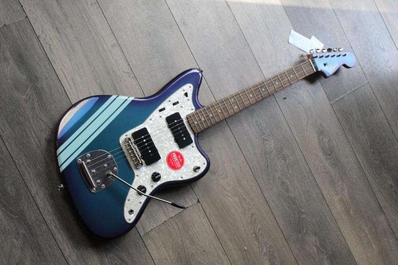 SQUIER "FSR CV '60s Jazzmaster Laurel Fingerboard, Matching Head, Competition Burgundy", 3, 57 KG