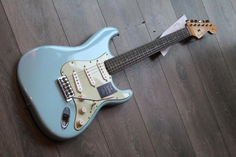 FENDER "NEW MODEL Limited Edition Vintera II Road Worn '60s Stratocaster, Rosewood Fingerboard, Sonic Blue" HARDCASE, 3, 78 KG