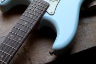FENDER "NEW MODEL Limited Edition Vintera II Road Worn '60s Stratocaster, Rosewood Fingerboard, Sonic Blue" HARDCASE, 3, 78 KG