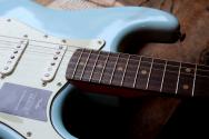 FENDER "NEW MODEL Limited Edition Vintera II Road Worn '60s Stratocaster, Rosewood Fingerboard, Sonic Blue" HARDCASE, 3, 78 KG