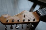 FENDER "NEW MODEL Limited Edition Vintera II Road Worn '60s Stratocaster, Rosewood Fingerboard, Sonic Blue" HARDCASE, 3, 78 KG
