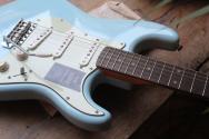 FENDER "NEW MODEL Limited Edition Vintera II Road Worn '60s Stratocaster, Rosewood Fingerboard, Sonic Blue" HARDCASE, 3, 78 KG