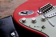 FENDER "Custom Shop Limited Edition 60’s Stratocaster Relic Journeyman Aged Tahitian Coral" HARDCASE, PAPERS, 3, 6 KG
