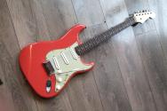 FENDER "Custom Shop Limited Edition 60’s Stratocaster Relic Journeyman Aged Tahitian Coral" HARDCASE, PAPERS, 3, 6 KG