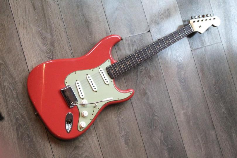 FENDER "Custom Shop Limited Edition 60’s Stratocaster Relic Journeyman Aged Tahitian Coral" HARDCASE, PAPERS, 3, 6 KG