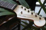 FENDER "Custom Shop Limited Edition 60’s Stratocaster Relic Journeyman Aged Tahitian Coral" HARDCASE, PAPERS, 3, 6 KG