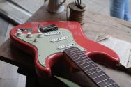 FENDER "Custom Shop Limited Edition 60’s Stratocaster Relic Journeyman Aged Tahitian Coral" HARDCASE, PAPERS, 3, 6 KG