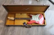 FENDER "Custom Shop Limited Edition 60’s Stratocaster Relic Journeyman Aged Tahitian Coral" HARDCASE, PAPERS, 3, 6 KG