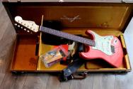 FENDER "Custom Shop Limited Edition 60’s Stratocaster Relic Journeyman Aged Tahitian Coral" HARDCASE, PAPERS, 3, 6 KG