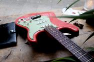FENDER "Custom Shop Limited Edition 60’s Stratocaster Relic Journeyman Aged Tahitian Coral" HARDCASE, PAPERS, 3, 6 KG