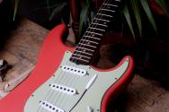 FENDER "Custom Shop Limited Edition 60’s Stratocaster Relic Journeyman Aged Tahitian Coral" HARDCASE, PAPERS, 3, 6 KG