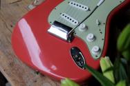 FENDER "Custom Shop Limited Edition 60’s Stratocaster Relic Journeyman Aged Tahitian Coral" HARDCASE, PAPERS, 3, 6 KG