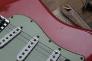 FENDER "Custom Shop Limited Edition 60’s Stratocaster Relic Journeyman Aged Tahitian Coral" HARDCASE, PAPERS, 3, 6 KG