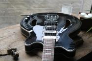 VINTAGE "Revo Series Custom Supreme' Baritone VI Semi-Acoustic Guitar Boulevard Black"4, 00 KG