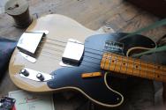 FENDER 75th Anniversary American Vintage II 1951 Precision Bass, Maple Fingerboard, Butterscotch Blonde HARDCASE, 3, 91 KG