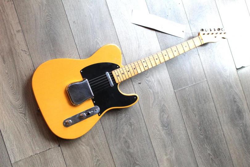 FENDER 75th Anniversary Vintera® Road Worn 1951 Telecaster, Maple Fingerboard, Butterscotch Blonde HARDCASE, 4, 35 KG