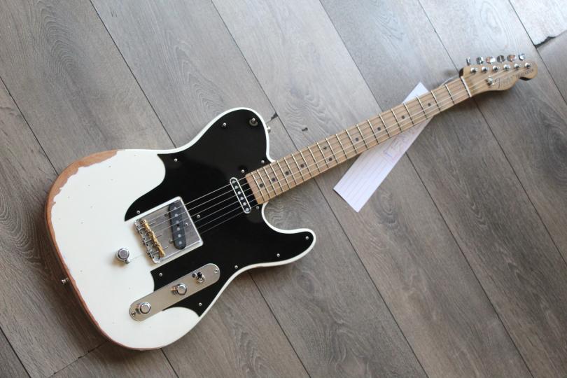 FENDER "John Osborne Telecaster, Maple Fingerboard, Olympic White" HARDCASE
