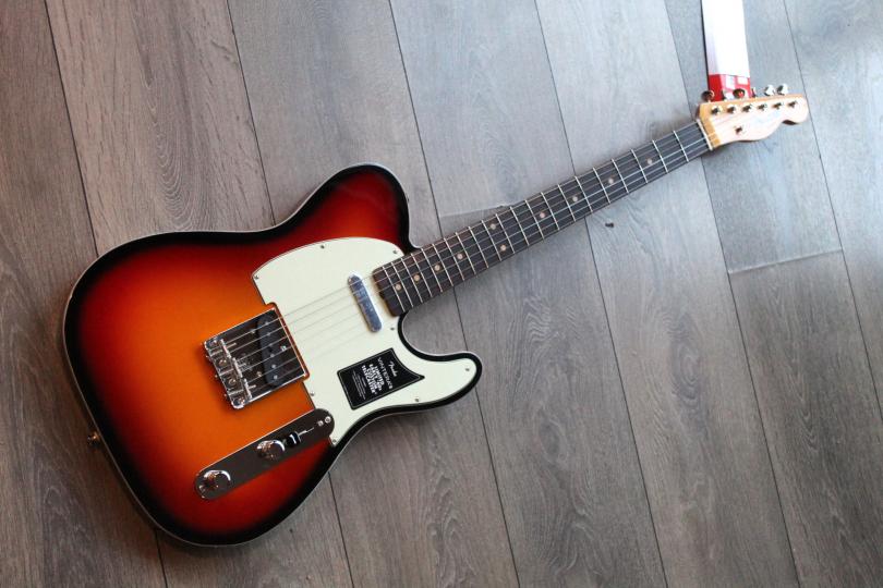 FENDER "Limited Edition Vintera III Early '60s Telecaster® Custom, Rosewood Fingerboard, 3-Color Sunburst" GIGBAG, 3, 75 KG