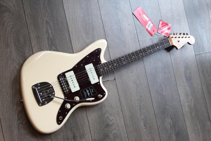 FENDER "Vintera III Mid '60s Jazzmaster, Rosewood Fingerboard, Olympic White" GIGBAG, 4, 04 KG