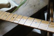 FENDER "Vintera III Late '60s Stratocaster, Maple Fingerboard, Olympic White" GIGBAG, 3, 75 KG