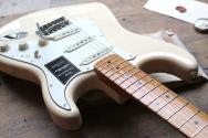 FENDER "Vintera III Late '60s Stratocaster, Maple Fingerboard, Olympic White" GIGBAG, 3, 75 KG