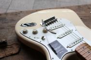 FENDER "Vintera III Late '60s Stratocaster, Maple Fingerboard, Olympic White" GIGBAG, 3, 75 KG
