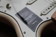 FENDER "Vintera III Late '60s Stratocaster, Maple Fingerboard, Olympic White" GIGBAG, 3, 75 KG