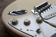 FENDER "Vintera III Late '60s Stratocaster, Maple Fingerboard, Olympic White" GIGBAG, 3, 75 KG