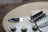 FENDER "Vintera III Late '60s Stratocaster, Maple Fingerboard, Olympic White" GIGBAG, 3, 75 KG