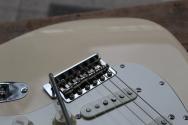 FENDER "Vintera III Late '60s Stratocaster, Maple Fingerboard, Olympic White" GIGBAG, 3, 75 KG
