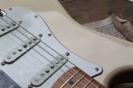 FENDER "Vintera III Late '60s Stratocaster, Maple Fingerboard, Olympic White" GIGBAG, 3, 75 KG