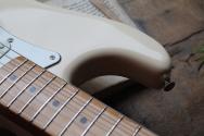 FENDER "Vintera III Late '60s Stratocaster, Maple Fingerboard, Olympic White" GIGBAG, 3, 75 KG