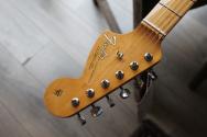 FENDER "Vintera III Late '60s Stratocaster, Maple Fingerboard, Olympic White" GIGBAG, 3, 75 KG