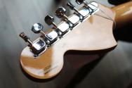 FENDER "Vintera III Late '60s Stratocaster, Maple Fingerboard, Olympic White" GIGBAG, 3, 75 KG
