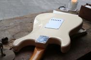 FENDER "Vintera III Late '60s Stratocaster, Maple Fingerboard, Olympic White" GIGBAG, 3, 75 KG