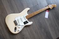 FENDER "Vintera III Late '60s Stratocaster, Maple Fingerboard, Olympic White" GIGBAG, 3, 75 KG