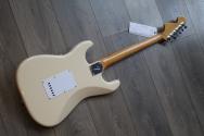 FENDER "Vintera III Late '60s Stratocaster, Maple Fingerboard, Olympic White" GIGBAG, 3, 75 KG