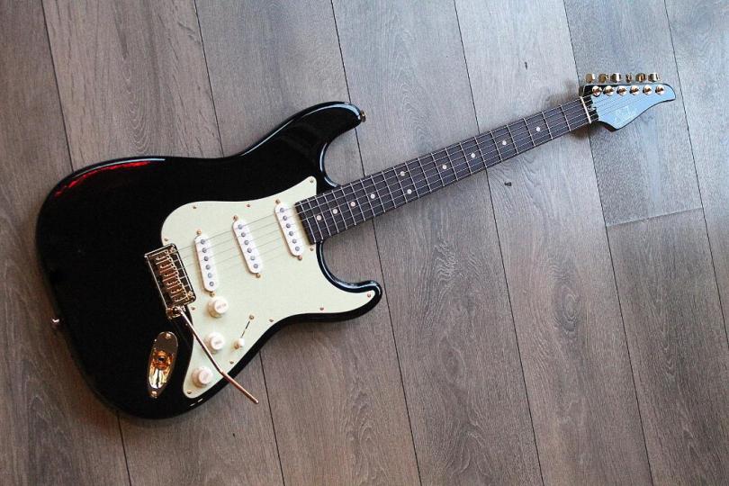 SUHR "Classic S SSS Gold Hardware, BKG" GIGBAG