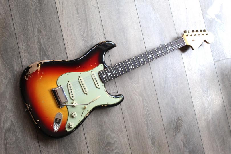 FENDER "Michael Landau Signature 1968 Stratocaster, Round-Laminated Rosewood, Bleached 3-Color Sunburst" HARDCASE, PAPERS