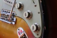FENDER "Michael Landau Signature 1968 Stratocaster, Round-Laminated Rosewood, Bleached 3-Color Sunburst" HARDCASE, PAPERS