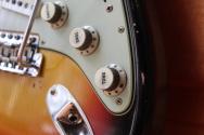 FENDER "Michael Landau Signature 1968 Stratocaster, Round-Laminated Rosewood, Bleached 3-Color Sunburst" HARDCASE, PAPERS