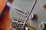 FENDER "Michael Landau Signature 1968 Stratocaster, Round-Laminated Rosewood, Bleached 3-Color Sunburst" HARDCASE, PAPERS