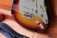 FENDER "Michael Landau Signature 1968 Stratocaster, Round-Laminated Rosewood, Bleached 3-Color Sunburst" HARDCASE, PAPERS