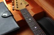 FENDER "Michael Landau Signature 1968 Stratocaster, Round-Laminated Rosewood, Bleached 3-Color Sunburst" HARDCASE, PAPERS