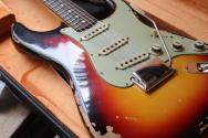 FENDER "Michael Landau Signature 1968 Stratocaster, Round-Laminated Rosewood, Bleached 3-Color Sunburst" HARDCASE, PAPERS