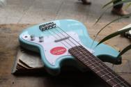 SQUIER "Sonic® Bronco™ Bass, Laurel Fingerboard, White Pickguard, Daphne Blue" 3, 30 KG